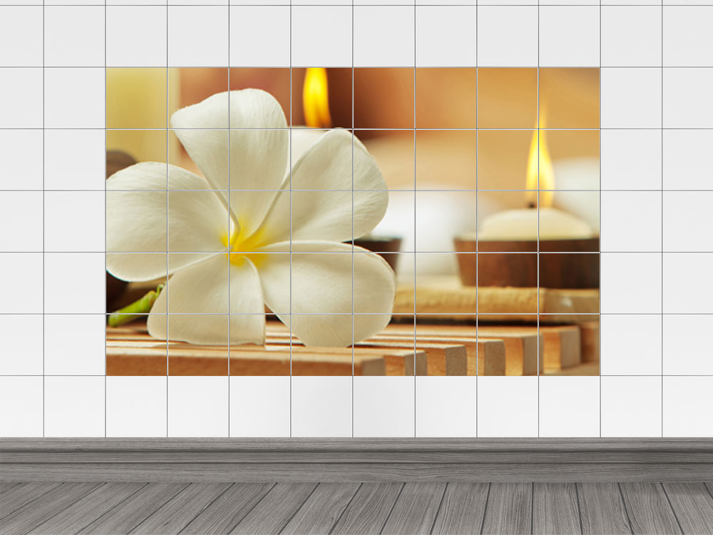 Fliesenaufkleber Fliesenbild Frangipani Blüte mit Kerzen im Hintergrund