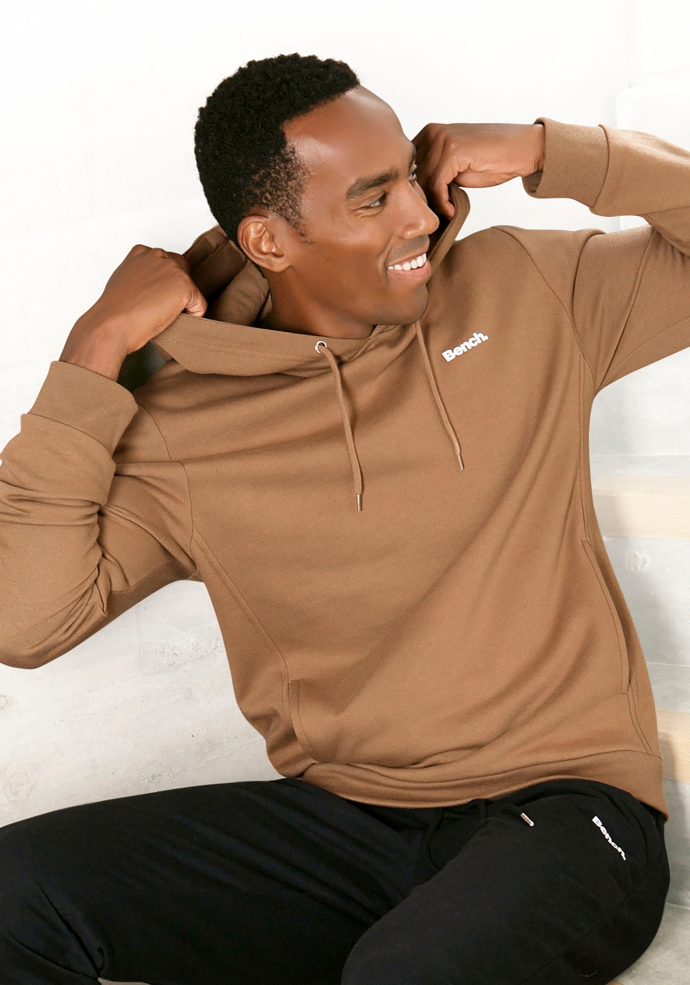 Bench. Kapuzensweatshirt, mit seitlichen Taschen