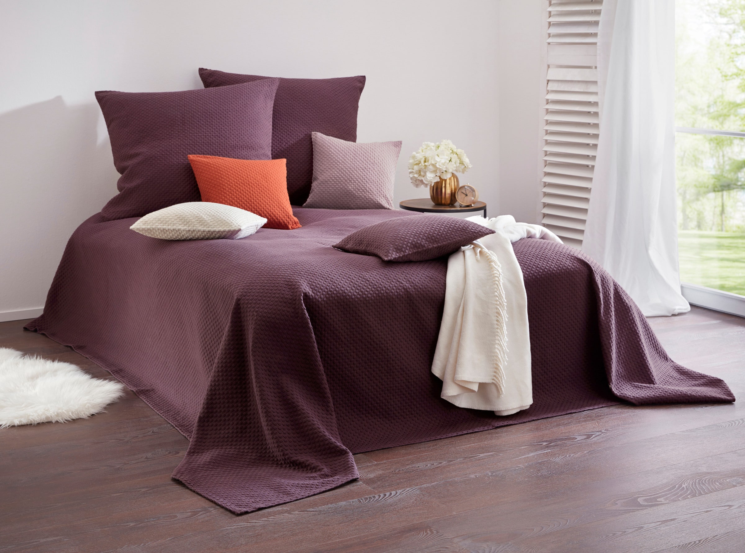 Tagesdecke in aubergine von Pereira da Cunha