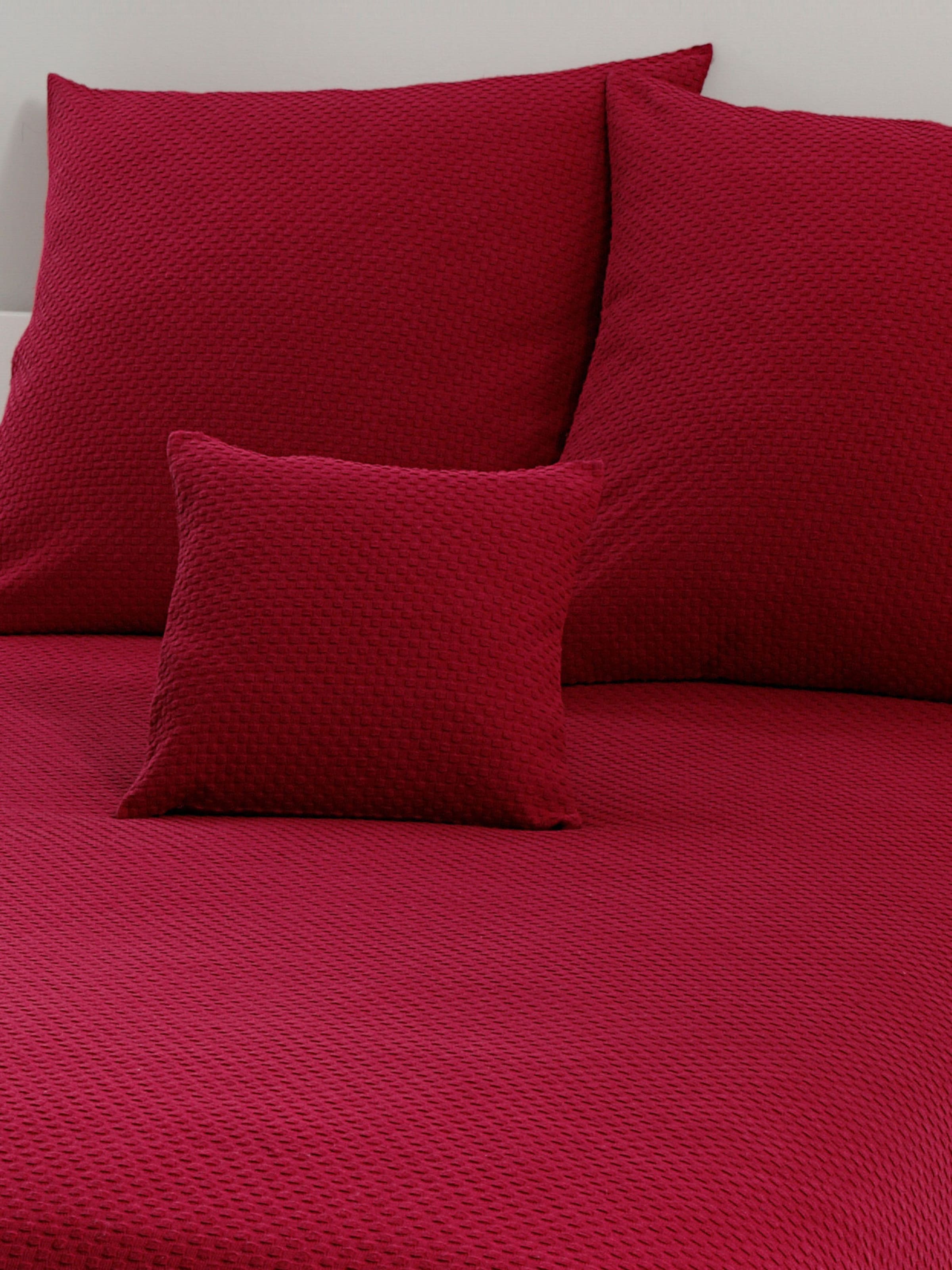 Tagesdecke in bordeaux von Pereira da Cunha