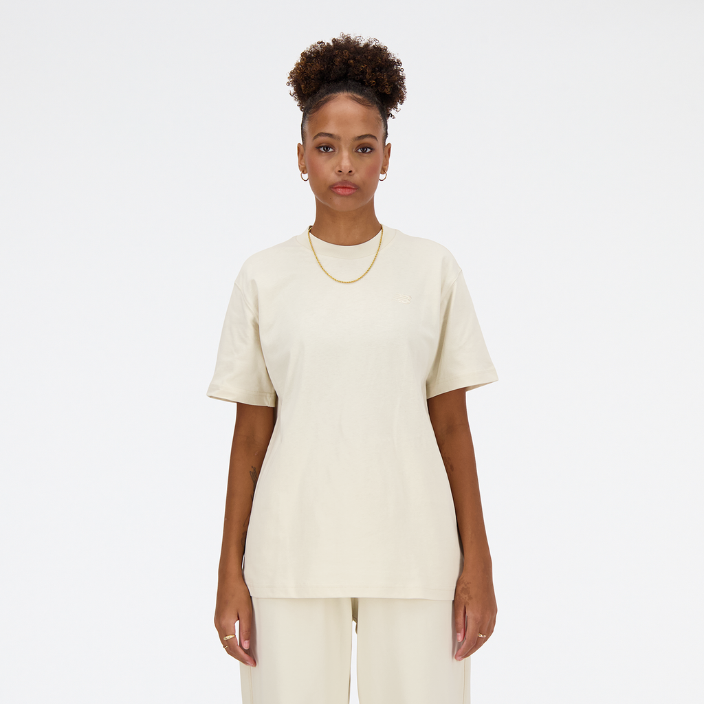 New Balance Damen T-Shirts W NB Athletics Jersey T-Shirt, Beige, Relaxed Fit Fit, ideal für Freizeit & Reisen