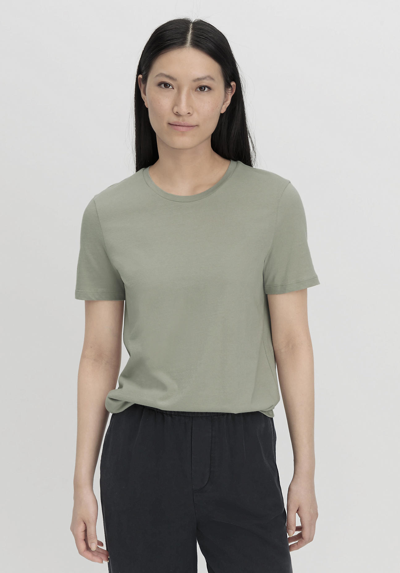 hessnatur Damen T-Shirt Regular aus Bio-Baumwolle - grün Grösse48