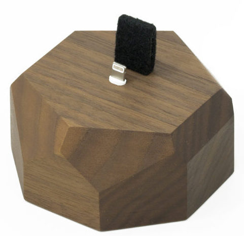 iPhone Ladestation aus Nussbaumholz