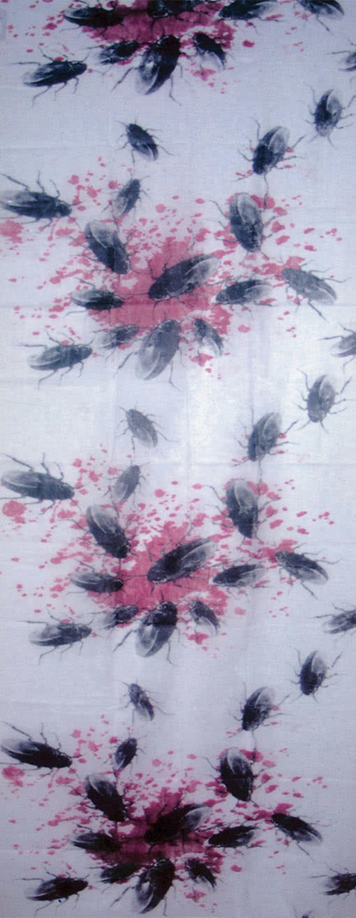 Blutiger Dekostoff mit Kakerlaken Deko und Deko Stoffe bei uns