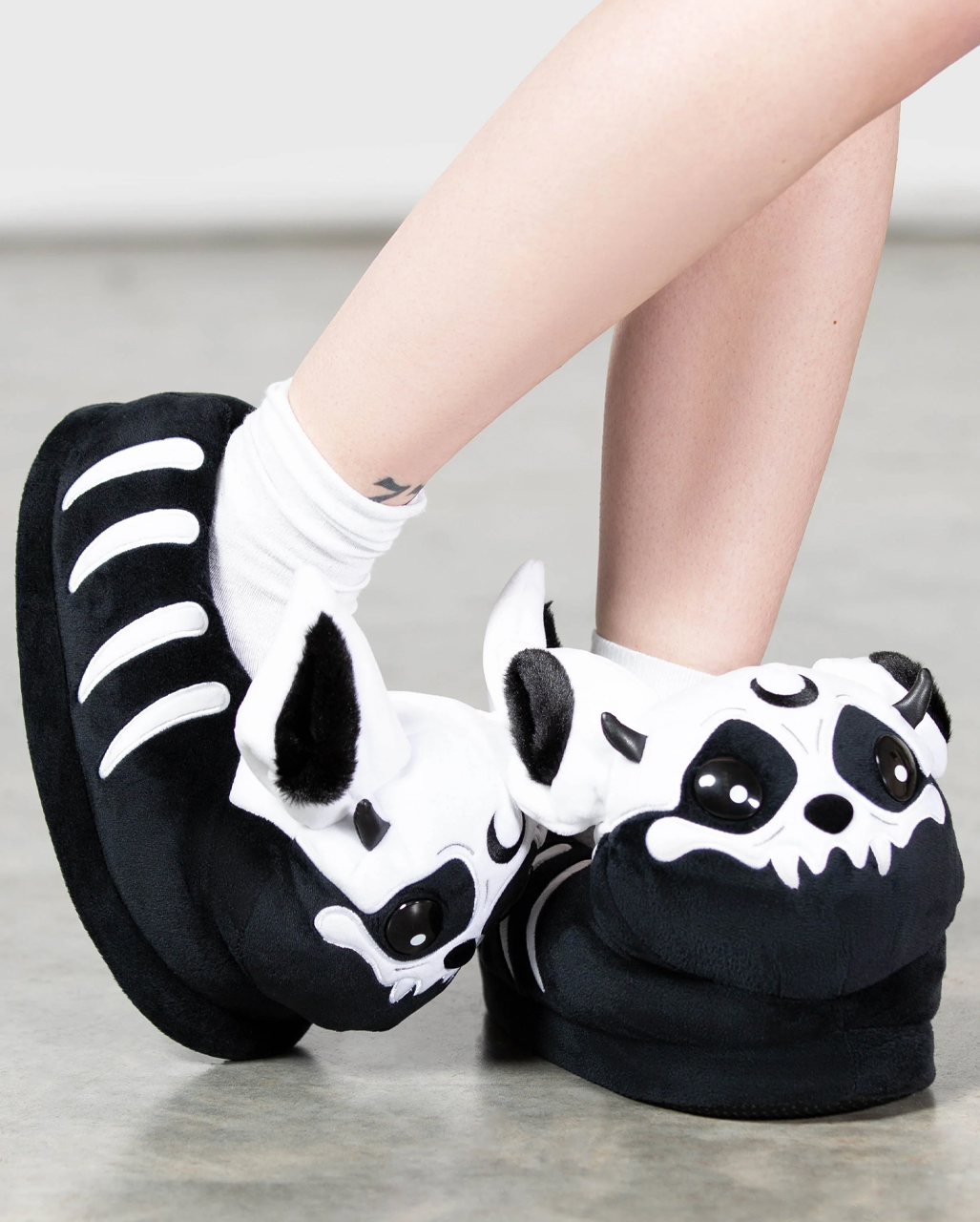 KILLSTAR Vampir Batbone Plüsch Hausschuhe ★ bestellen ML