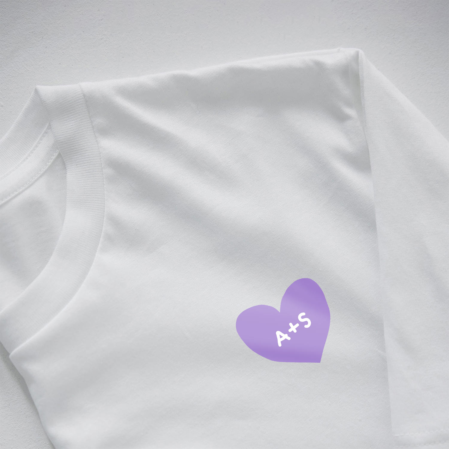 Personalisierbares T-Shirt Herz mit Initialen, Valentinstag Geschenk, Geschenke Frauen, Geschenke Freundin, Geschenk Schwester, Witzige Geschenke, Romantische Geschenke, Hochzeitsgeschenk, Kleine Geschenke, Geschenk, Geschenkidee