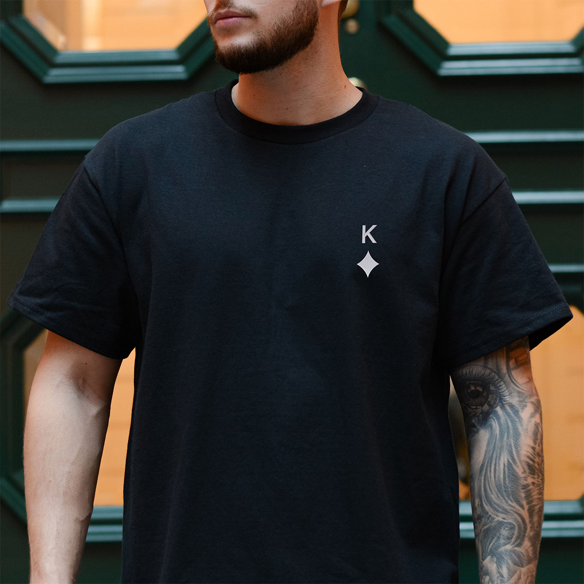 Besticktes T-Shirt mit Spielkarten-Symbolen und Buchstabe, personalisiert, personalisierbar, Valentinstag Geschenk, Geschenk Männer, Geschenk Freund, Geschenk Bruder, Geschenke Frauen, Geschenke Freundin, Geschenk Schwester, Geschenk Papa, Witzige Geschen